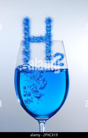 3D illustrazione energia pura rinnovabile blu H2 idrogeno con bubbels su un vetro e liquido blu Foto Stock