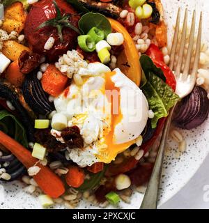 Orzo con verdure arrosto e uovo in camicia Foto Stock