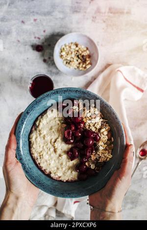 Porridge di ciliegia in una ciotola Foto Stock