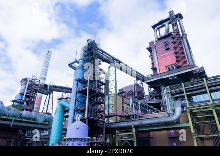 Duisburg, Germania. 02nd maggio, 2023. Vista dell'altoforno 8 sul sito dell'impianto di thyssenkrupp. Il Presidente tedesco vuole scoprire in questa sede un impianto siderurgico progettato che funzionerà a idrogeno neutro per il clima. Credit: Rolf Vennenbernd/dpa/Alamy Live News Foto Stock