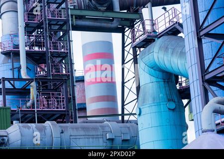 Duisburg, Germania. 02nd maggio, 2023. Vista dell'altoforno 8 sul sito dell'impianto di thyssenkrupp. Il Presidente tedesco vuole scoprire in questa sede un impianto siderurgico progettato che funzionerà a idrogeno neutro per il clima. Credit: Rolf Vennenbernd/dpa/Alamy Live News Foto Stock