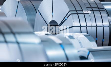 Duisburg, Germania. 02nd maggio, 2023. Le bobine d'acciaio si trovano nel sito dell'impianto di thyssenkrupp. Il presidente Steinmeier vuole scoprire qui un impianto siderurgico progettato che funzionerà con idrogeno neutro per il clima. Credit: Rolf Vennenbernd/dpa/Alamy Live News Foto Stock