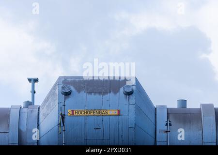 Duisburg, Germania. 02nd maggio, 2023. Vista dell'altoforno 8 sul sito dell'impianto di thyssenkrupp. Il Presidente tedesco vuole scoprire in questa sede un impianto siderurgico progettato che funzionerà a idrogeno neutro per il clima. Credit: Rolf Vennenbernd/dpa/Alamy Live News Foto Stock