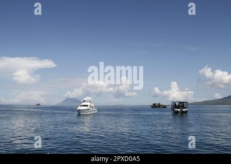 Uno yacht che attraversa le acque vicino a Bunaken a Manado, Indonesia, in occasione di un evento nel novembre 2015 Foto Stock