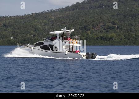 Uno yacht che attraversa le acque vicino a Bunaken a Manado, Indonesia, in occasione di un evento nel novembre 2015 Foto Stock