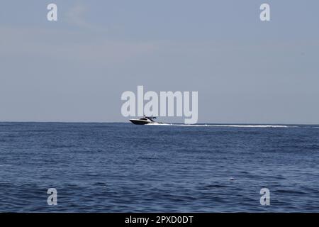 Uno yacht che attraversa le acque vicino a Bunaken a Manado, Indonesia, in occasione di un evento nel novembre 2015 Foto Stock