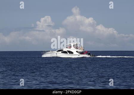 Uno yacht che attraversa le acque vicino a Bunaken a Manado, Indonesia, in occasione di un evento nel novembre 2015 Foto Stock