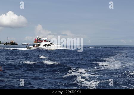 Uno yacht che attraversa le acque vicino a Bunaken a Manado, Indonesia, in occasione di un evento nel novembre 2015 Foto Stock