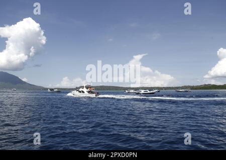 Uno yacht che attraversa le acque vicino a Bunaken a Manado, Indonesia, in occasione di un evento nel novembre 2015 Foto Stock