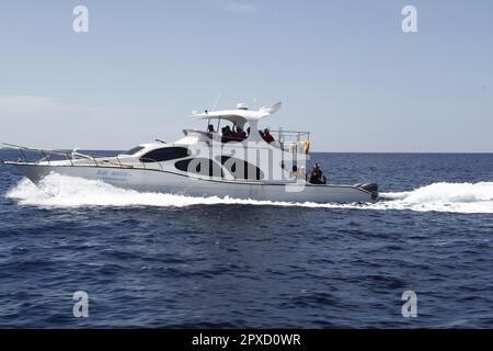 Uno yacht che attraversa le acque vicino a Bunaken a Manado, Indonesia, in occasione di un evento nel novembre 2015 Foto Stock