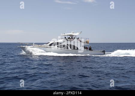 Uno yacht che attraversa le acque vicino a Bunaken a Manado, Indonesia, in occasione di un evento nel novembre 2015 Foto Stock