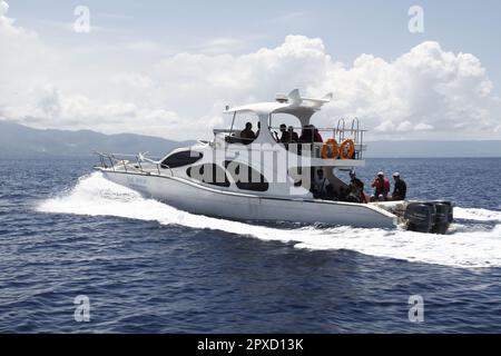 Uno yacht che attraversa le acque vicino a Bunaken a Manado, Indonesia, in occasione di un evento nel novembre 2015 Foto Stock