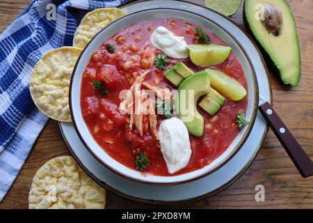 Zuppa di peperoncino con tortilla di pollo con fagioli, avocado, lime, . Piatto tradizionale messicano. Vista dall'alto Foto Stock