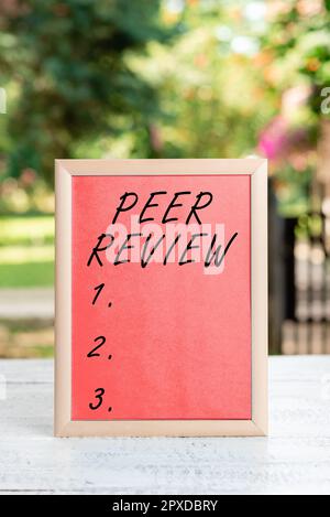 Testo che mostra ispirazione Peer Review, Word per essere sereno felice con le cose che avete fatto e compire Foto Stock