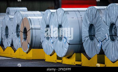 Duisburg, Germania. 02nd maggio, 2023. Le bobine d'acciaio si trovano nel sito dell'impianto di thyssenkrupp. Il presidente Steinmeier vuole scoprire qui un impianto siderurgico progettato che funzionerà con idrogeno neutro per il clima. Credit: Rolf Vennenbernd/dpa/Alamy Live News Foto Stock