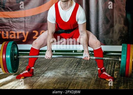 deadlift nella concorrenza powerlifting che esegue man powerlifter, giochi di sport di potenza Foto Stock