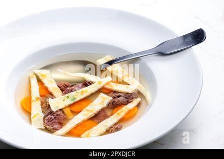 zuppa di manzo con tagliatelle di celestino e carote Foto Stock