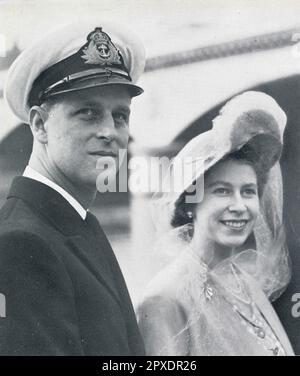 Fotografia di un duca di Edimburgo dall'aspetto rilassato. E la principessa Elisabetta che sorride per una macchina fotografica, a bordo di un lancio a motore sulla Senna durante la loro visita di stato a Parigi il 15 maggio 1948. Foto Stock