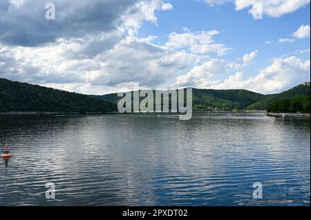 Vista del lago di Edersee dalla diga, con cielo blu e nuvole, in Assia, Germania Foto Stock