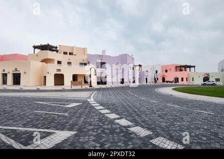 Doha, Qatar - Aprile 2023: Riqualificazione del vecchio porto di Doha nel quartiere dello shopping di Mina con architettura tradizionale e colorata Foto Stock