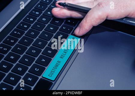 Scrittura di testo che mostra il rapporto con il cliente, l'affare di vetrina di affari e l'interazione fra l'azienda e i consumatori Foto Stock
