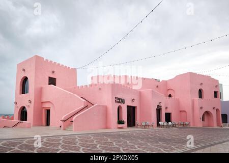 Doha, Qatar - Aprile 2023: Riqualificazione del vecchio porto di Doha nel quartiere dello shopping di Mina con architettura tradizionale e colorata Foto Stock