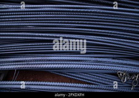 Pila di filo di acciaio blu in cantiere, primo piano della foto Foto Stock