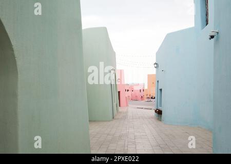 Doha, Qatar - Aprile 2023: Riqualificazione del vecchio porto di Doha nel quartiere dello shopping di Mina con architettura tradizionale e colorata Foto Stock