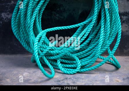 corda verde legata sul molo della nave, foto stock Foto Stock