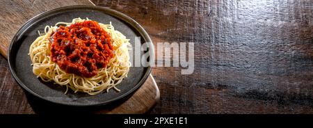 Composizione con piatto di spaghetti bolognese. Foto Stock
