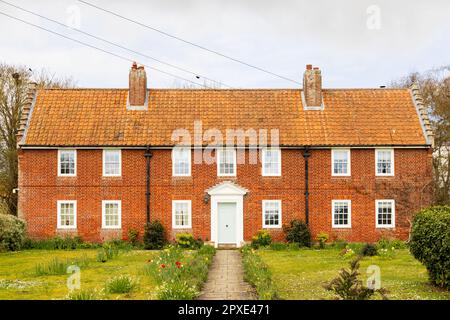 Walberswick, Suffolk, Regno Unito. Aprile 23rd 2023. Sentiero del giardino che conduce a Marsh End, una grande casa tradizionale utilizzata come casa per le vacanze. Foto Stock