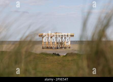 Torre di raffreddamento offshore per la centrale nucleare di Sizewell sul sito della prossima centrale nucleare di Sizewell C. Foto Stock