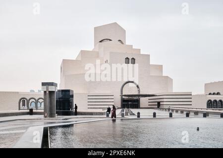 Doha, Qatar - Aprile 2023: L'iconico edificio del Museo di Arte Islamica, progettato dall'architetto I. M. Pei, si trova sulla Doha Corniche Foto Stock