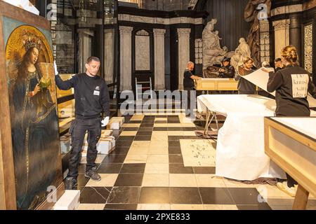 Gent, Belgio. 02nd maggio, 2023. L'immagine mostra un momento di stampa all'inizio della terza fase del restauro dell'Agnello Mistico martedì 02 maggio 2023, a Gent. I pannelli del registro superiore dei pannelli interni della cattedrale saranno smantellati e trasferiti al Museo di Belle Arti di Gent. La pala d'altare 'Het Lam Gods' (l'Adorazione dell'Agnello Mistico) di Hubert e Jan van Eyck, si trova nella Cattedrale di Sint-Baafs (Cattedrale di San Bavo) a Gent. FOTO DI BELGA JAMES ARTHUR GEKIERE Credit: Belga News Agency/Alamy Live News Foto Stock