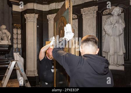 Gent, Belgio. 02nd maggio, 2023. L'immagine mostra un momento di stampa all'inizio della terza fase del restauro dell'Agnello Mistico martedì 02 maggio 2023, a Gent. I pannelli del registro superiore dei pannelli interni della cattedrale saranno smantellati e trasferiti al Museo di Belle Arti di Gent. La pala d'altare 'Het Lam Gods' (l'Adorazione dell'Agnello Mistico) di Hubert e Jan van Eyck, si trova nella Cattedrale di Sint-Baafs (Cattedrale di San Bavo) a Gent. FOTO DI BELGA JAMES ARTHUR GEKIERE Credit: Belga News Agency/Alamy Live News Foto Stock