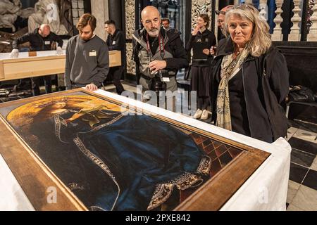 Gent, Belgio. 02nd maggio, 2023. L'immagine mostra un momento di stampa all'inizio della terza fase del restauro dell'Agnello Mistico martedì 02 maggio 2023, a Gent. I pannelli del registro superiore dei pannelli interni della cattedrale saranno smantellati e trasferiti al Museo di Belle Arti di Gent. La pala d'altare 'Het Lam Gods' (l'Adorazione dell'Agnello Mistico) di Hubert e Jan van Eyck, si trova nella Cattedrale di Sint-Baafs (Cattedrale di San Bavo) a Gent. FOTO DI BELGA JAMES ARTHUR GEKIERE Credit: Belga News Agency/Alamy Live News Foto Stock