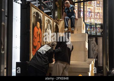 Gent, Belgio. 02nd maggio, 2023. L'immagine mostra un momento di stampa all'inizio della terza fase del restauro dell'Agnello Mistico martedì 02 maggio 2023, a Gent. I pannelli del registro superiore dei pannelli interni della cattedrale saranno smantellati e trasferiti al Museo di Belle Arti di Gent. La pala d'altare 'Het Lam Gods' (l'Adorazione dell'Agnello Mistico) di Hubert e Jan van Eyck, si trova nella Cattedrale di Sint-Baafs (Cattedrale di San Bavo) a Gent. FOTO DI BELGA JAMES ARTHUR GEKIERE Credit: Belga News Agency/Alamy Live News Foto Stock