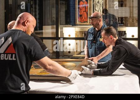 Gent, Belgio. 02nd maggio, 2023. L'immagine mostra un momento di stampa all'inizio della terza fase del restauro dell'Agnello Mistico martedì 02 maggio 2023, a Gent. I pannelli del registro superiore dei pannelli interni della cattedrale saranno smantellati e trasferiti al Museo di Belle Arti di Gent. La pala d'altare 'Het Lam Gods' (l'Adorazione dell'Agnello Mistico) di Hubert e Jan van Eyck, si trova nella Cattedrale di Sint-Baafs (Cattedrale di San Bavo) a Gent. FOTO DI BELGA JAMES ARTHUR GEKIERE Credit: Belga News Agency/Alamy Live News Foto Stock