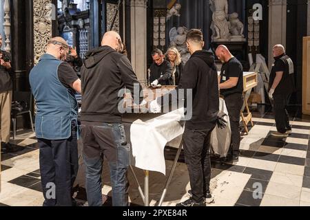 Gent, Belgio. 02nd maggio, 2023. L'immagine mostra un momento di stampa all'inizio della terza fase del restauro dell'Agnello Mistico martedì 02 maggio 2023, a Gent. I pannelli del registro superiore dei pannelli interni della cattedrale saranno smantellati e trasferiti al Museo di Belle Arti di Gent. La pala d'altare 'Het Lam Gods' (l'Adorazione dell'Agnello Mistico) di Hubert e Jan van Eyck, si trova nella Cattedrale di Sint-Baafs (Cattedrale di San Bavo) a Gent. FOTO DI BELGA JAMES ARTHUR GEKIERE Credit: Belga News Agency/Alamy Live News Foto Stock