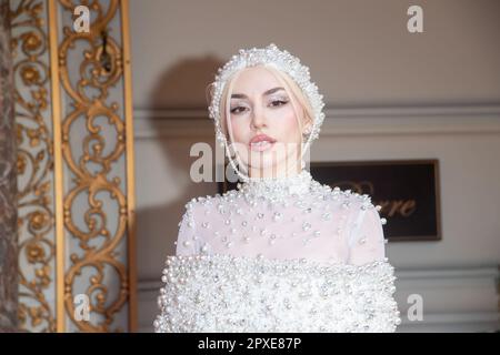 New York, New York, Stati Uniti. 1st maggio, 2023. (NUOVO) The Pierre Hotel: Partenze Met Gala 2023. 01 01 maggio 2023, New York, New York, USA: AVA Max indossa Christian Siriano, parte dal Pierre Hotel per il Met Gala del 2023 maggio 2023 a New York City. (Credit Image: © M10S/TheNEWS2 via ZUMA Press Wire) SOLO PER USO EDITORIALE! Non per USO commerciale! Credit: ZUMA Press, Inc./Alamy Live News Foto Stock