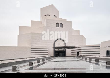 Doha, Qatar - Aprile 2023: L'iconico edificio del Museo di Arte Islamica, progettato dall'architetto I. M. Pei, si trova sulla Doha Corniche Foto Stock