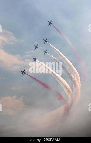 Istanbul, Turchia. 01st maggio, 2023. Turkish Stars ha fatto un volo dimostrativo l'ultimo giorno di TEKNOFEST. L'ultimo giorno di TEKNOFEST, il più grande festival mondiale dell'aviazione, dello spazio e della tecnologia, ha visto un grande interesse per i visitatori all'aeroporto di Ataturk. Di grande interesse sono state varie attività, competizioni e spettacoli aerei. (Foto di Onur Dogman/SOPA Images/Sipa USA) Credit: Sipa USA/Alamy Live News Foto Stock