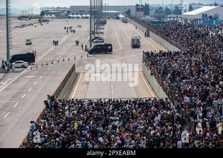 Istanbul, Turchia. 01st maggio, 2023. L'ultimo giorno di TEKNOFEST, i visitatori hanno mostrato grande interesse all'aeroporto di Ataturk. L'ultimo giorno di TEKNOFEST, il più grande festival mondiale dell'aviazione, dello spazio e della tecnologia, ha visto un grande interesse per i visitatori all'aeroporto di Ataturk. Di grande interesse sono state varie attività, competizioni e spettacoli aerei. (Foto di Onur Dogman/SOPA Images/Sipa USA) Credit: Sipa USA/Alamy Live News Foto Stock