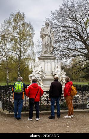 Monumento di Goethe nel parco Tiergarten, opera dello scultore Fritz Schaper, Berlino, Germania. Goethe-Denkmal im Großen Tiergarten, Arbeit des Bildhauers Fritz Foto Stock