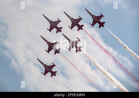 Istanbul, Turchia. 01st maggio, 2023. Turkish Stars ha fatto un volo dimostrativo l'ultimo giorno di TEKNOFEST. L'ultimo giorno di TEKNOFEST, il più grande festival mondiale dell'aviazione, dello spazio e della tecnologia, ha visto un grande interesse per i visitatori all'aeroporto di Ataturk. Di grande interesse sono state varie attività, competizioni e spettacoli aerei. (Foto di Onur Dogman/SOPA Images/Sipa USA) Credit: Sipa USA/Alamy Live News Foto Stock