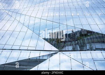 Facciata di Cube Berlin, edificio di uffici a forma di cubo in piazza Washington vicino alla stazione centrale, che rispecchia la Cancelleria federale della Repubblica di Ger Foto Stock