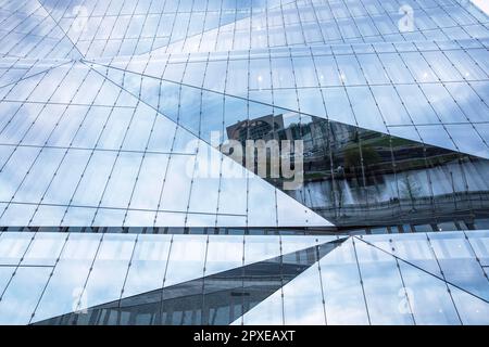 Facciata di Cube Berlin, edificio di uffici a forma di cubo in piazza Washington vicino alla stazione centrale, che rispecchia la Cancelleria federale della Repubblica di Ger Foto Stock