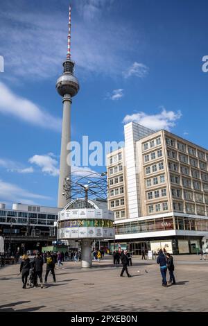 Alexanderplatz con orologio mondiale e torre televisiva, Berlino, Germania. Alexanderplatz mit Weltzeituhr und Fernsehturm, Berlin, Deutschland. Foto Stock