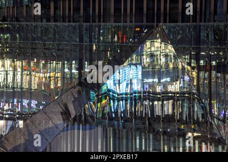 Facciata di Cube Berlin di notte, edificio di uffici a forma di cubo in piazza Washington vicino alla stazione centrale, specchio della stazione centrale, Berlino, G. Foto Stock