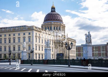 Palazzo della Città nel quartiere Mitte, facciata ovest con cupola, statue sul Ponte del Palazzo, Berlino, Germania. Das Stadtschloss im Bezirk Mitte, Westfassade mit Foto Stock